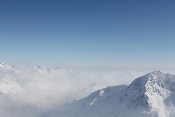 Туманные зимние горы — стоковое фото