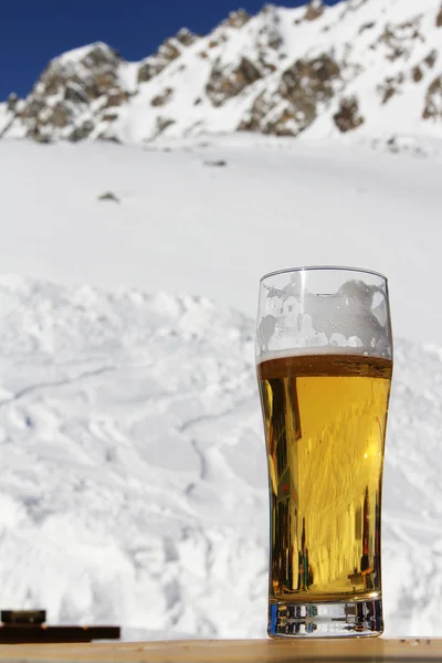 山のカフェでビールのグラス — ストック写真
