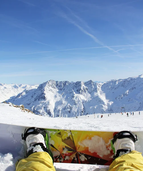 Snowboarder sitting on snow — Stock Photo, Image
