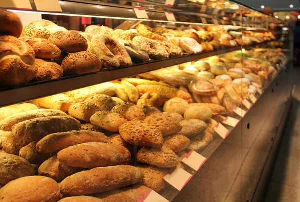 Аппетитный хлеб на витрине — стоковое фото