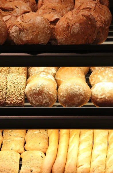 Аппетитный хлеб на витрине — стоковое фото