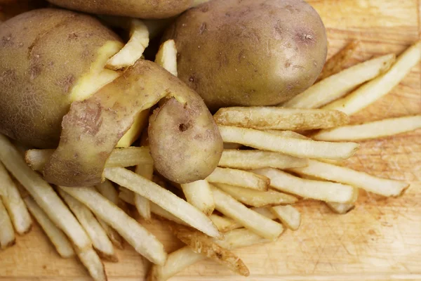 Geschälte Kartoffeln und Pommes frites — Stockfoto