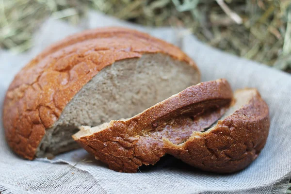 Brązowy krojonego chleba na siano — Zdjęcie stockowe