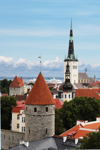 Uitzicht op St. Olaf Kerk in Tallinn — Stockfoto