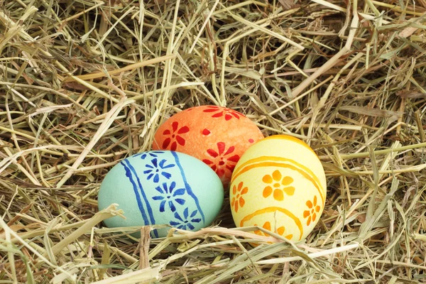 Uova di Pasqua sul fieno — Foto Stock