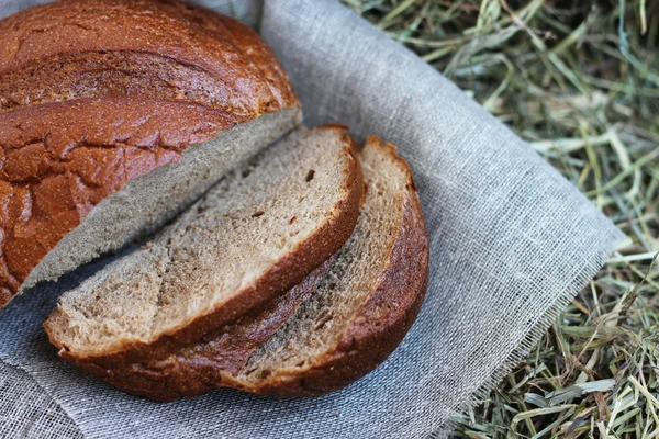 Бурый нарезанный хлеб на сене — стоковое фото