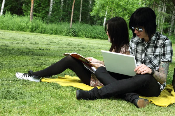 Couple studying outdoors — Stock Photo, Image