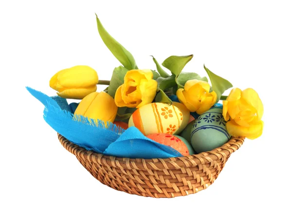 Корзина пасхальных яиц и тюльпанов на белом — стоковое фото