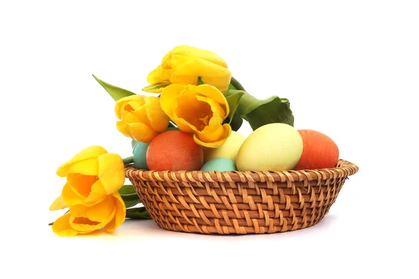 复活节彩蛋在篮子里的郁金香 — 图库照片