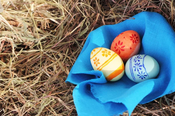 Velikonoční vajíčka a textilní na seno — Stock fotografie