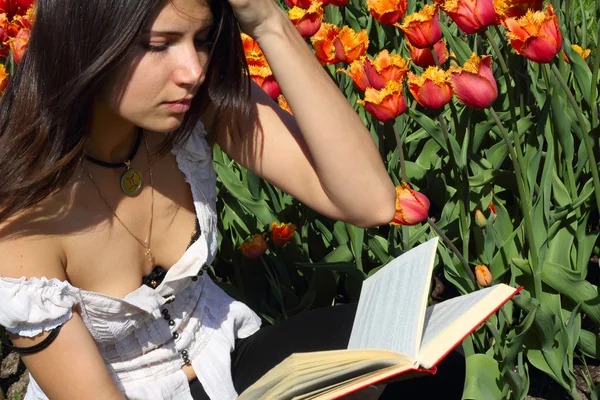 Reading young woman — Stock Photo, Image