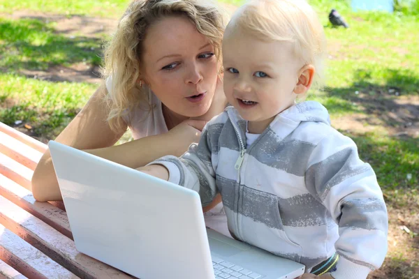 엄마와 아이가 노트북 — 스톡 사진