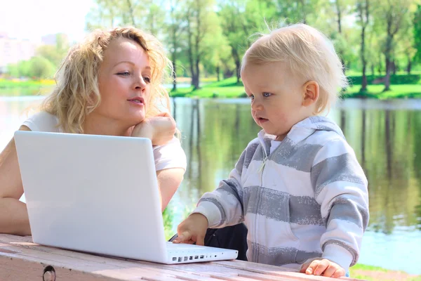 Μητέρα και παιδί με laptop — Φωτογραφία Αρχείου