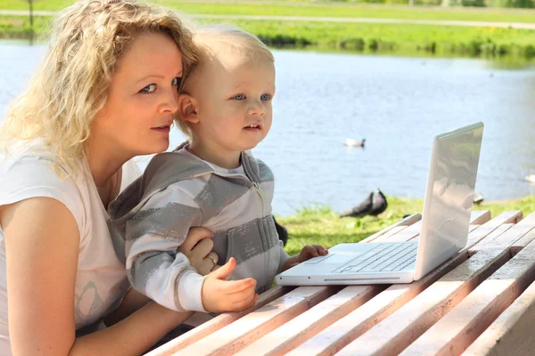 Mor och barn med laptop — Stockfoto