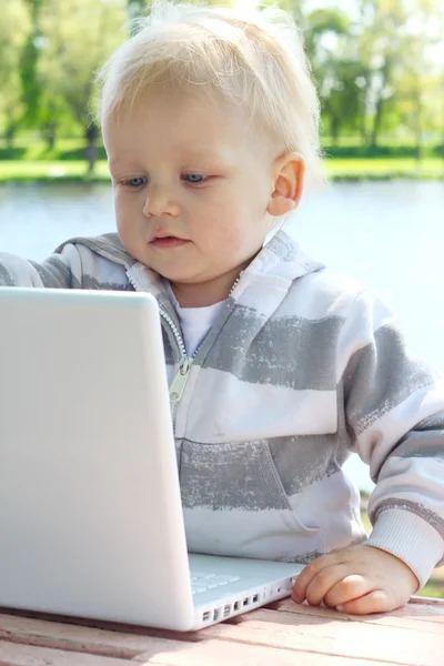 Kind mit Laptop — Stockfoto