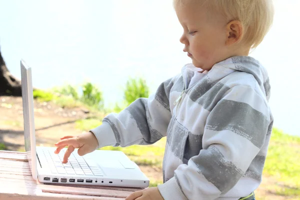 Barn med laptop — Stockfoto