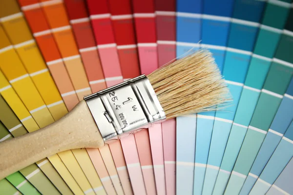 Farbpalette und Pinsel — Stockfoto