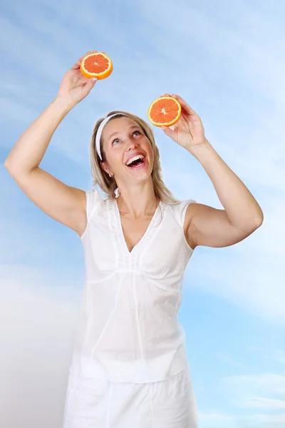 Frau mit Grapefruits — Stockfoto