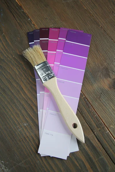 Pinsel auf einer violetten Farbpalette — Stockfoto