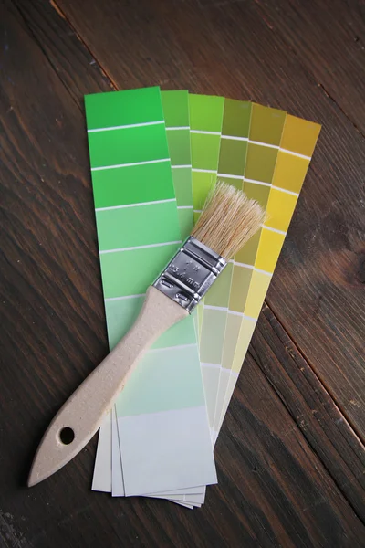 Brush on a green and yellow color palette — Stock Photo, Image