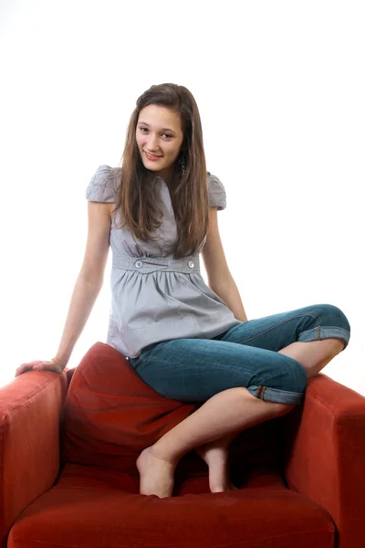 Adolescente em um sofá — Fotografia de Stock