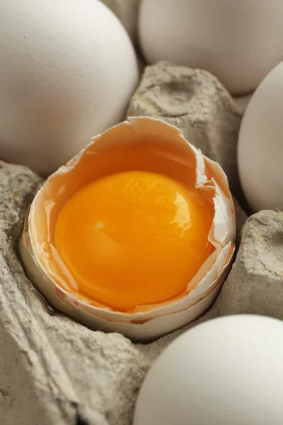 Eigelb in einer Eierschale — Stockfoto