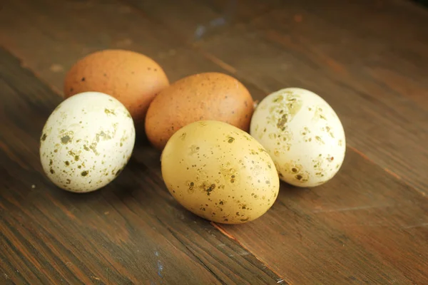 Eier auf einem Tisch — Stockfoto