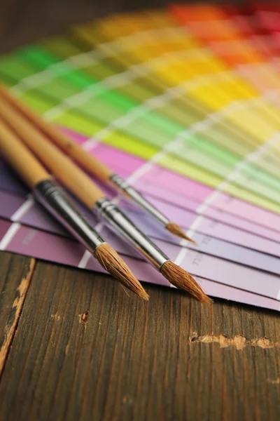 Tavolozza dei colori e pennello — Foto Stock