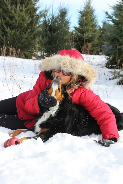 Жінка з собакою в снігу — стокове фото