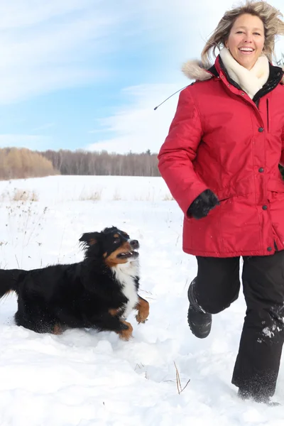 Kadın ile köpek koşma — Stok fotoğraf