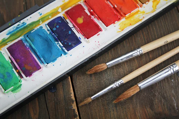 Su boyama ve fırçalar — Stockfoto