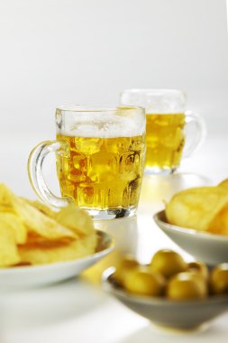 bira meze zeytin ve patates kızartması ile