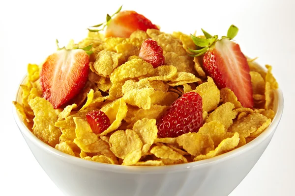 Schüssel mit Cornflakes und Erdbeeren auf weißem Hintergrund — Stockfoto