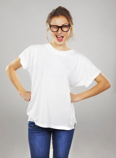 Nadšený mladá žena v brýlích mrkání — Stock fotografie