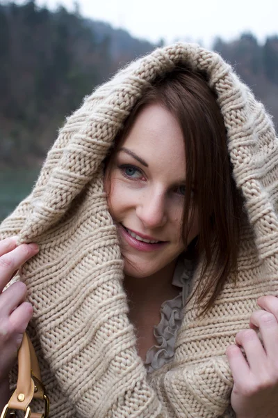 Mujer en el frío con un pañuelo —  Fotos de Stock
