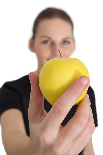 Vrouw houden een gele appel en glimlachen — Stockfoto