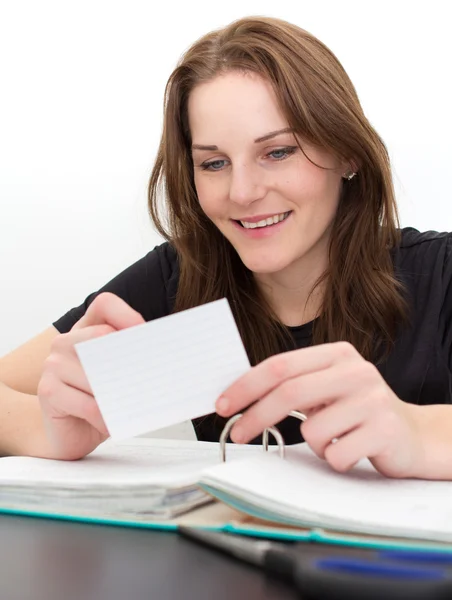Mulher estudando e sorrindo — Fotografia de Stock