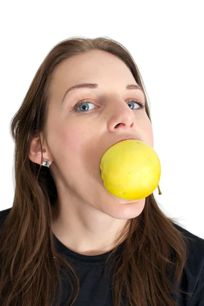 Femme mordant une pomme jaune — Photo