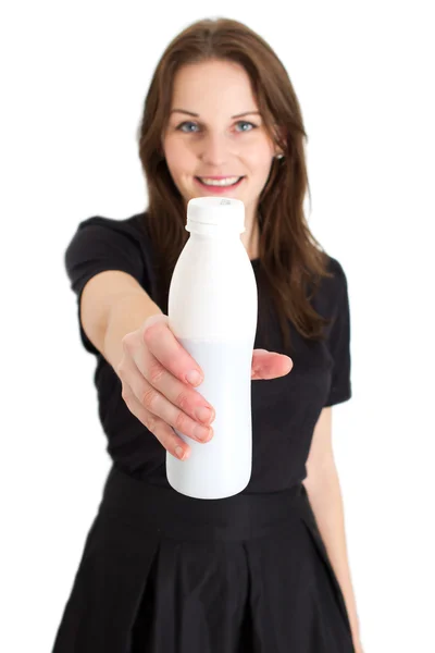 Kobieta trzymająca butelkę mleka — Zdjęcie stockowe
