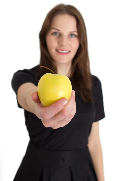 Vrouw houden een gele appel en glimlachen — Stockfoto