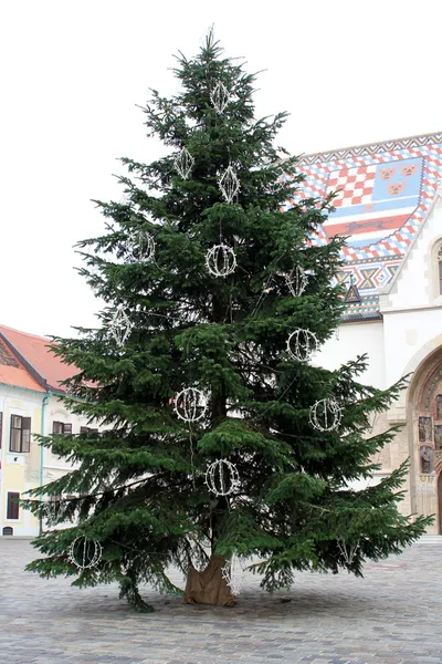 Árvore de Natal na frente da Igreja de São Marcos em Zagreb — Fotografia de Stock