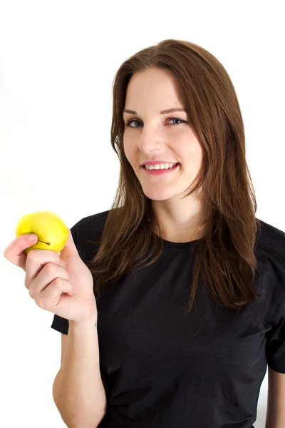 Donna che tiene una mela gialla e sorride — Foto Stock