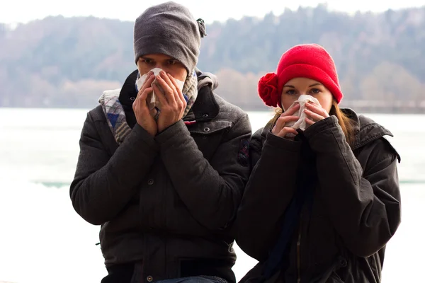 A Young Couple Next To Each Other Blowing Their Noses — Stock Photo, Image