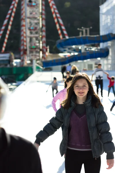 Jonge vrouw Veel plezier tijdens het schaatsen — Stockfoto