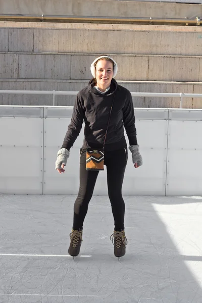 Νεαρή γυναίκα διασκεδάζει ενώ πατινάζ στον πάγο — Φωτογραφία Αρχείου