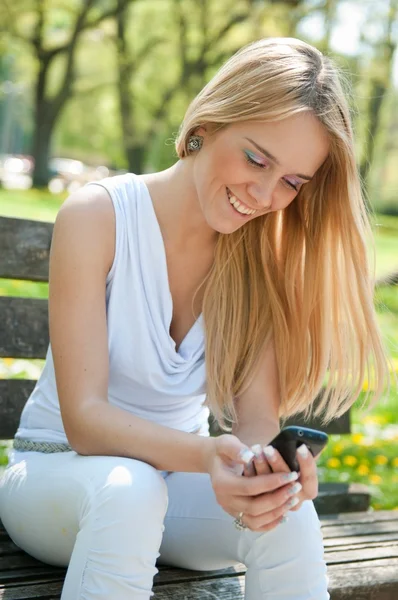 Mobiele communicatie - gelukkig tiener — Stockfoto