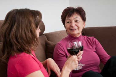 Anne ve kızı şarap içme
