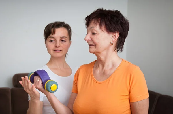 Reife Frau trainiert mit Trainer — Stockfoto