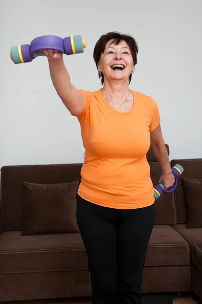 Mulher exercitando com sinos — Fotografia de Stock