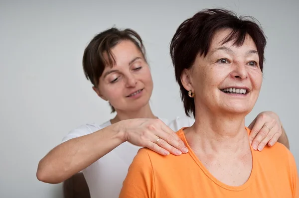 Mujer recibe masaje en el cuello — Foto de Stock